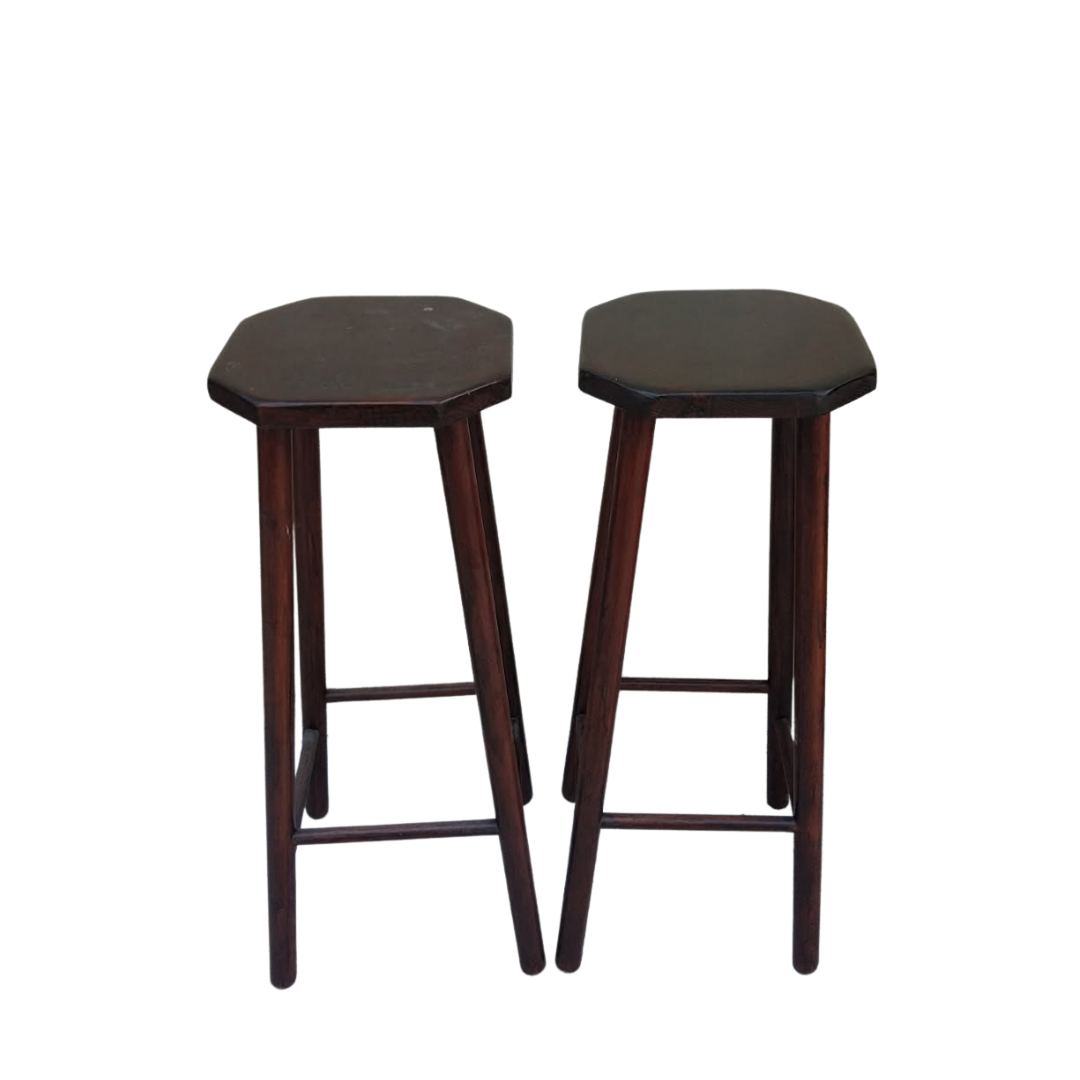 2 tabourets de bar en bois