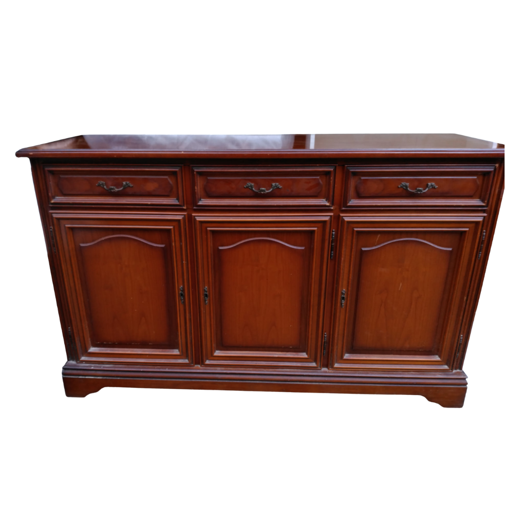 Buffet bois trois portes.
