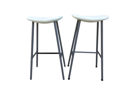 Deux tabourets de bar blanc
